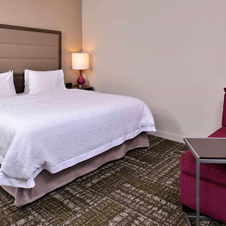 Hampton Inn & Suites Dallas Market Center Exterior foto