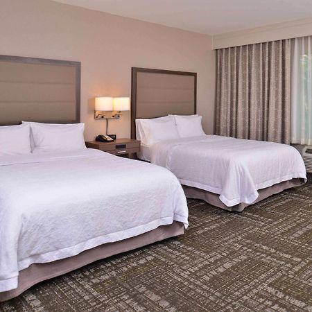 Hampton Inn & Suites Dallas Market Center Exterior foto