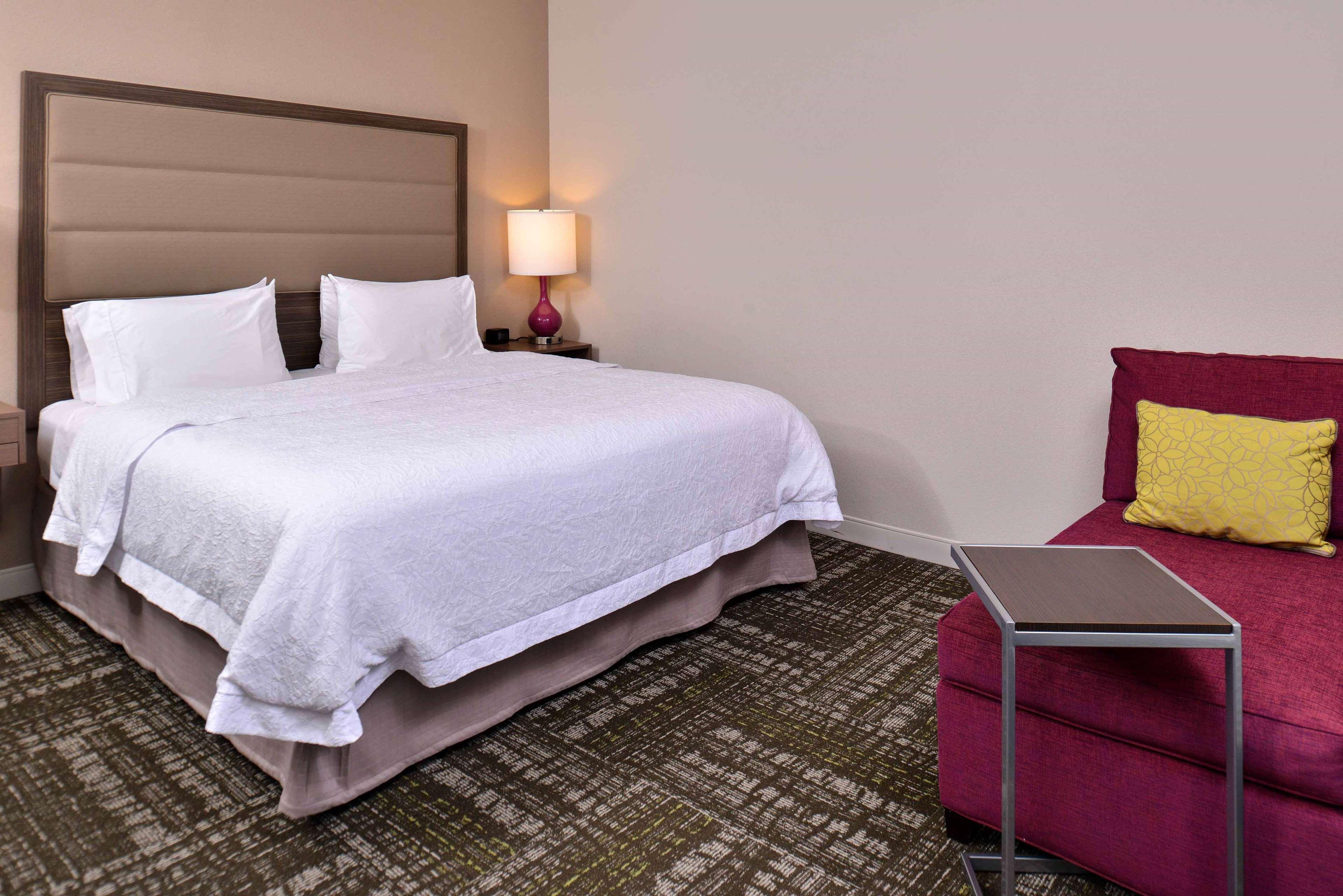 Hampton Inn & Suites Dallas Market Center Exterior foto