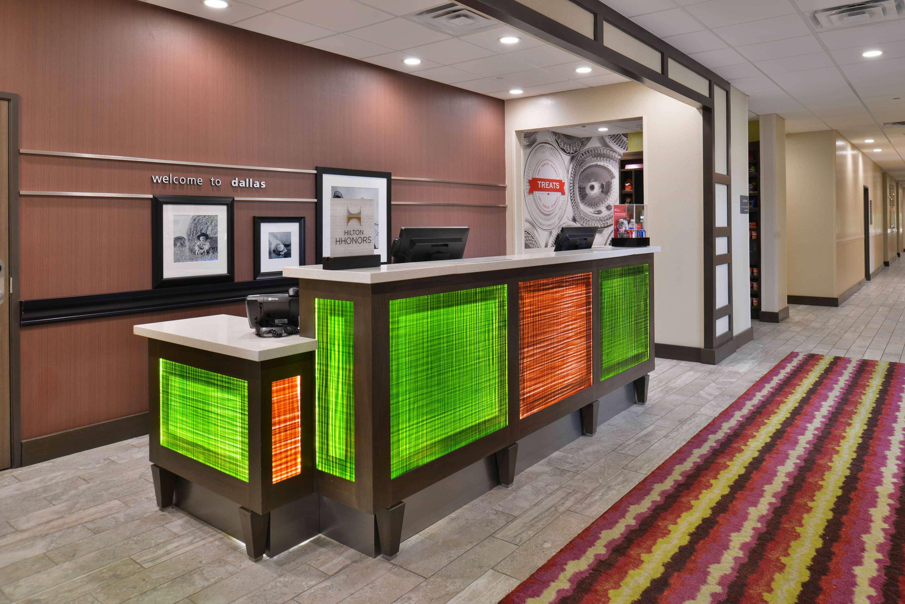 Hampton Inn & Suites Dallas Market Center Exterior foto