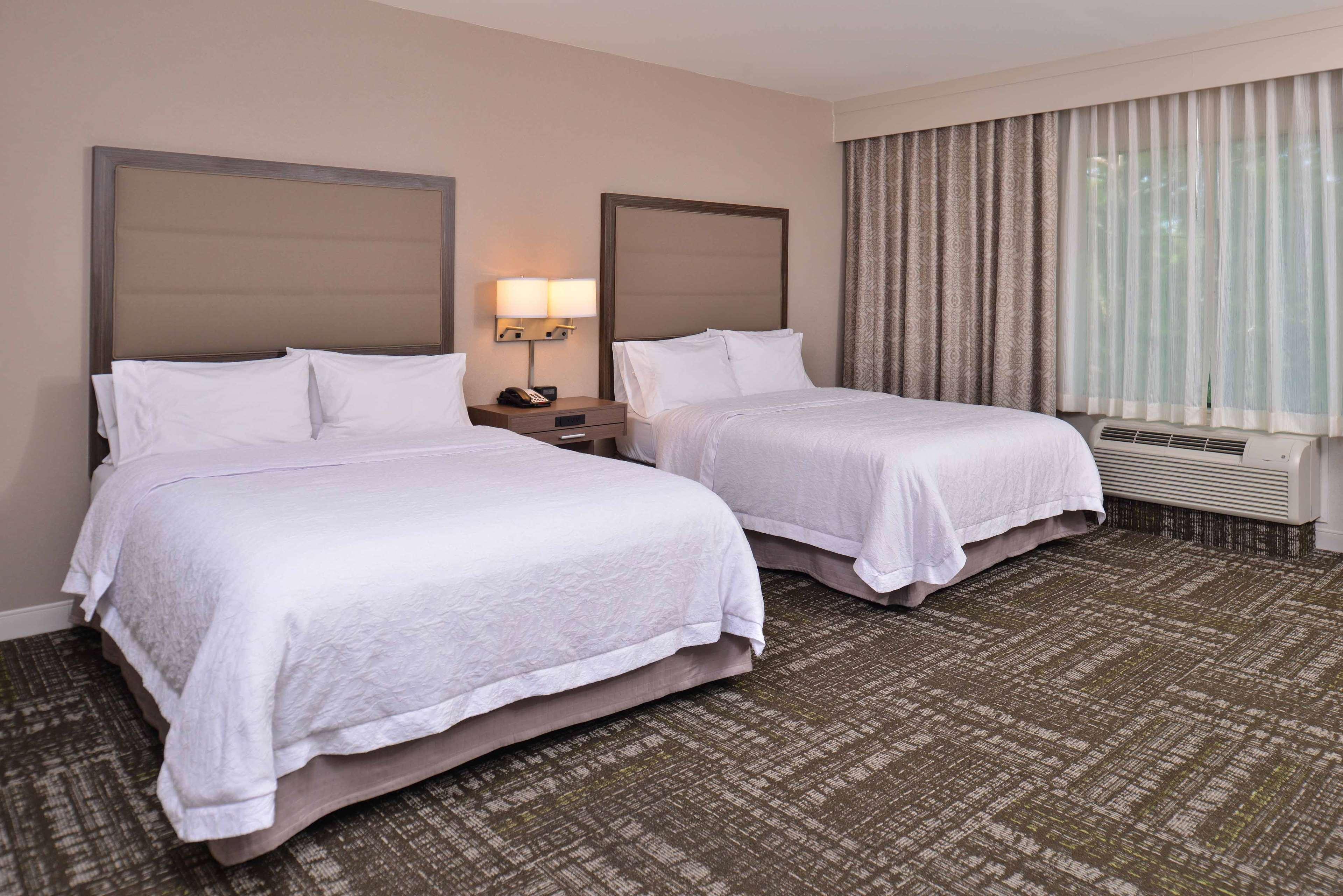 Hampton Inn & Suites Dallas Market Center Exterior foto