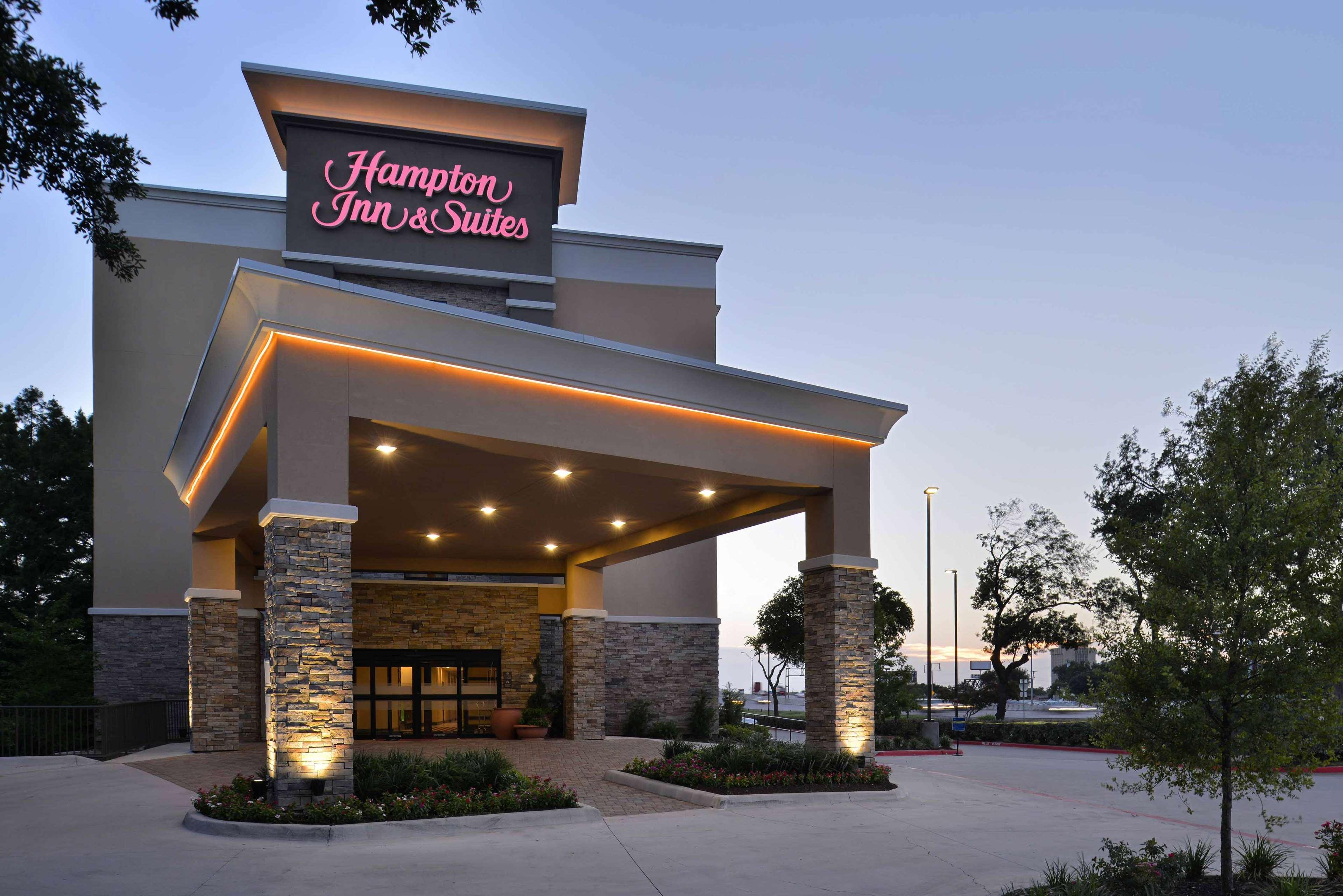 Hampton Inn & Suites Dallas Market Center Exterior foto