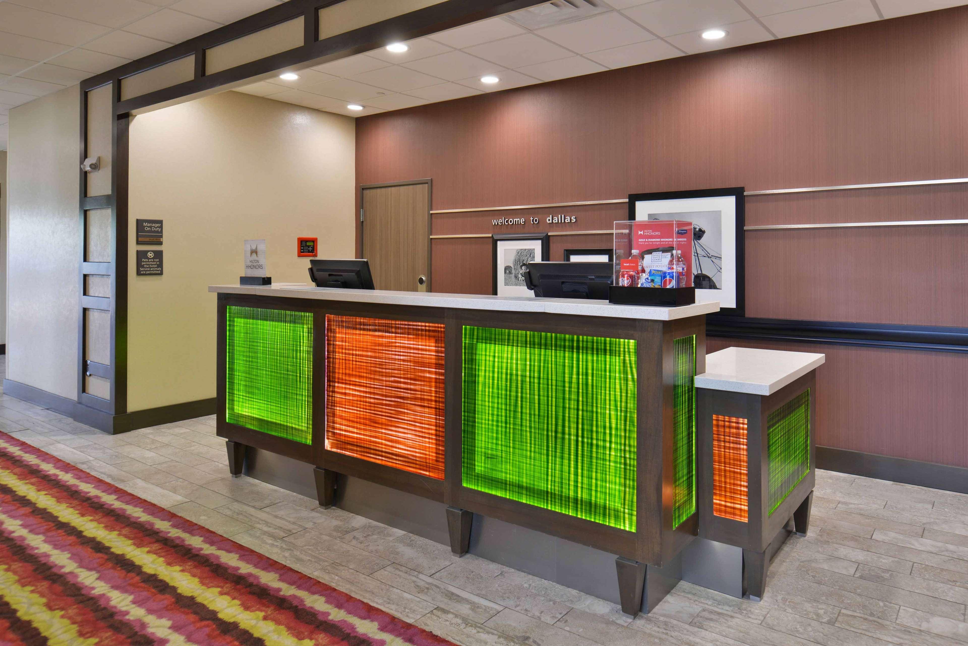 Hampton Inn & Suites Dallas Market Center Exterior foto