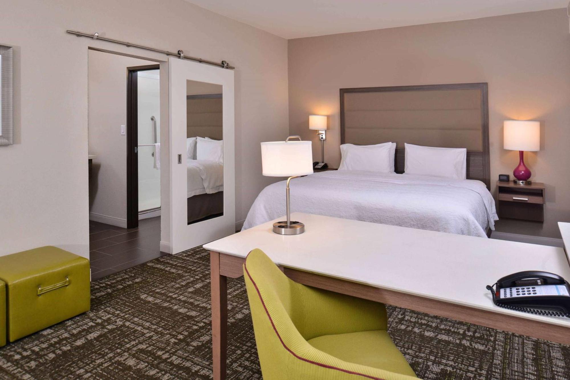 Hampton Inn & Suites Dallas Market Center Exterior foto