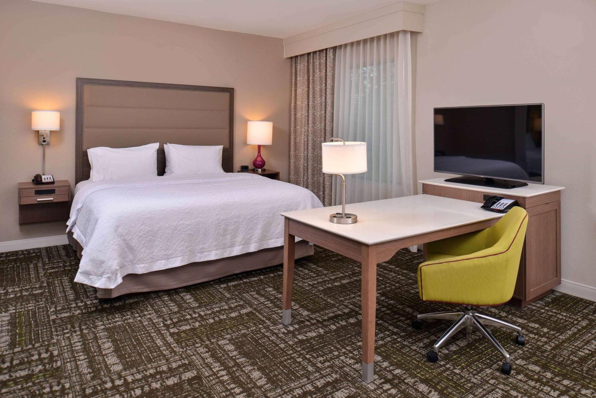 Hampton Inn & Suites Dallas Market Center Exterior foto